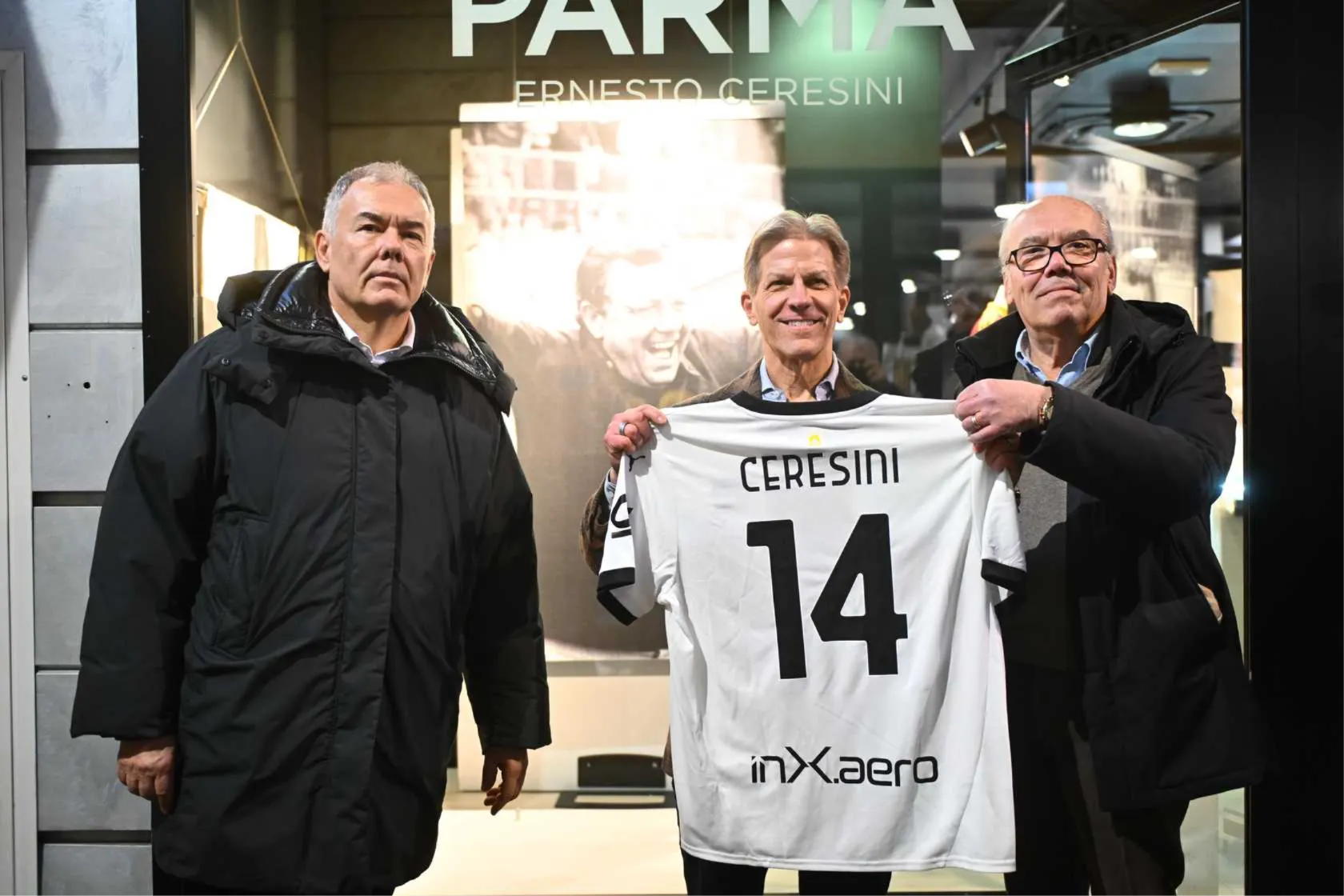 Il Presidente Krause consegna la maglia a Ceresini